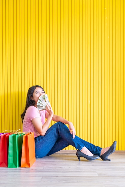 Mujer asiática, tenencia, bolsas de compras