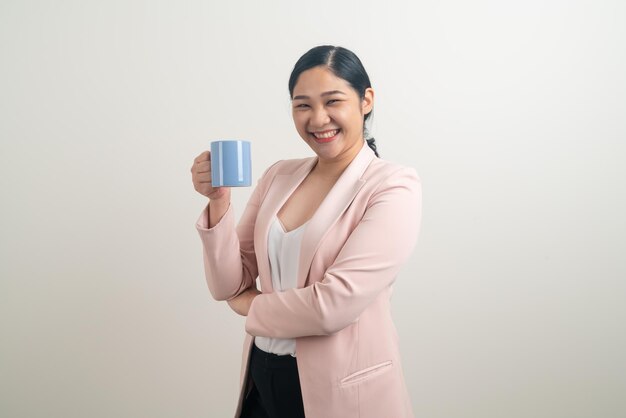 mujer asiática, con, tenencia de la mano, taza de café