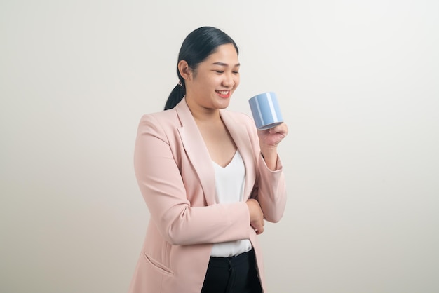 mujer asiática, con, tenencia de la mano, taza de café