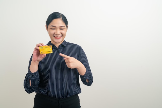 mujer asiática, tenencia, tarjeta de crédito, con, fondo blanco