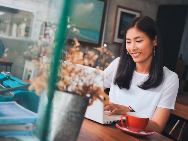 Mujer asiática tomando café en la cafetería cafe