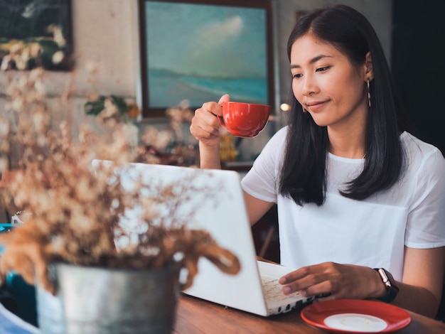 Mujer asiática tomando café en la cafetería cafe