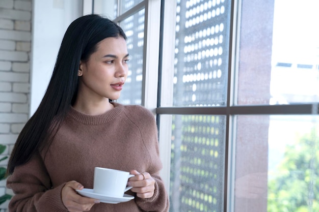 Mujer asiática tomando café