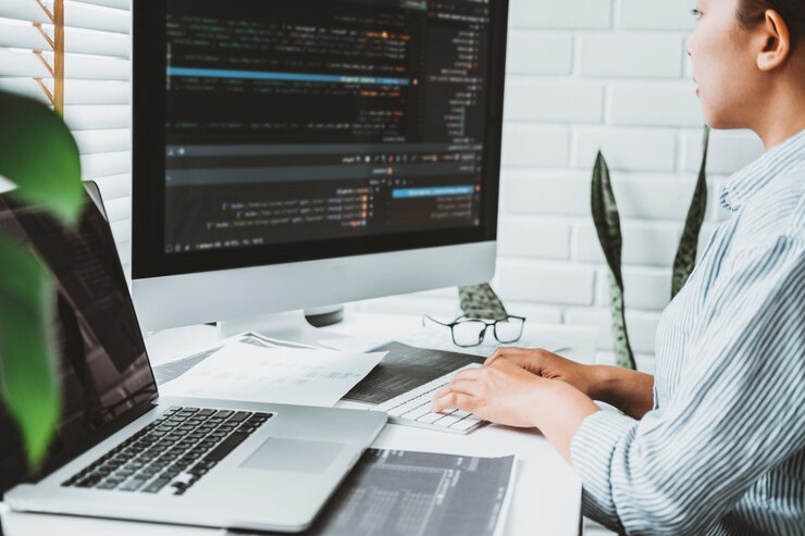 Foto mujer asiática trabajando desde casa usando la computadora
