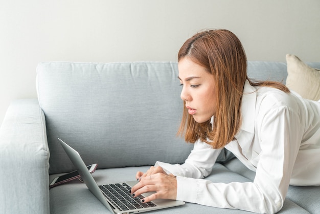 mujer asiática trabajando en casa