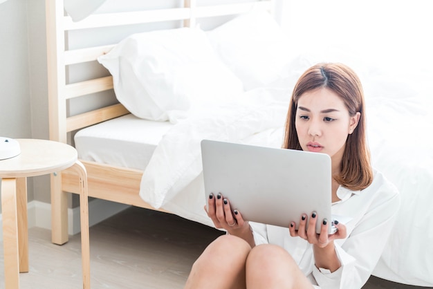 mujer asiática trabajando en casa