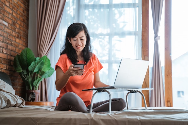 Mujer asiática trabajando desde casa