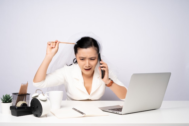 Mujer asiática trabajando duro en la oficina, exceso de trabajo de la empresaria ocupada, matrimonio con el trabajo.