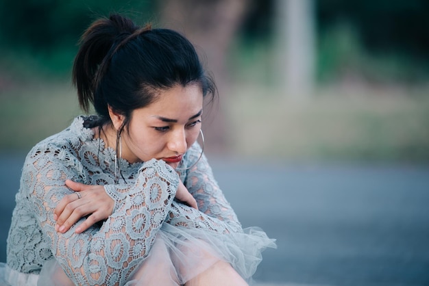 Mujer asiática triste por amor Ella se preocupa porque el estrés del novio Concepto de mujer angustiada Gente tailandesa