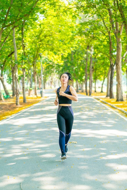 Mujer asiática trotar y correr en el parque