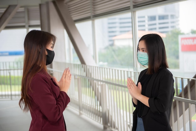 Mujer asiática usa mascarilla para proteger el virus COVID19Personas tailandesasdistanciamiento social