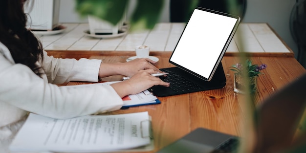 Mujer asiática usando tableta digital con pantalla blanca con teclado Pantalla en blanco para su publicidad