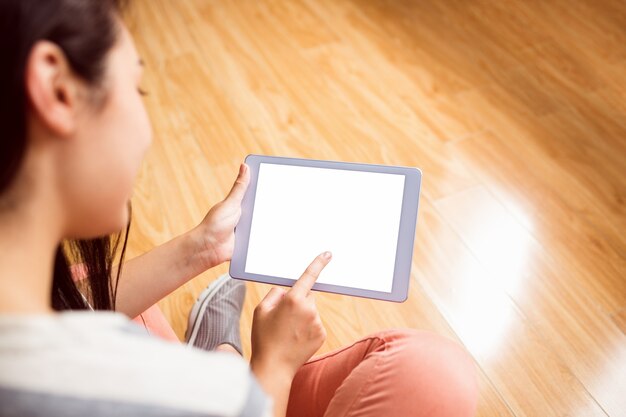 Mujer asiática usando tableta con espacio de copia