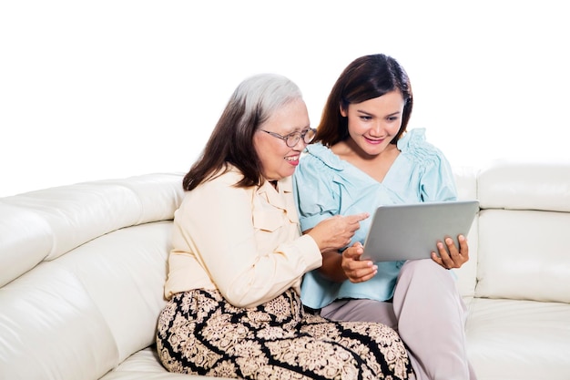 Mujer asiática usando una tableta con su madre