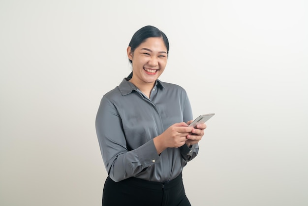 Mujer asiática usando teléfono inteligente o teléfono móvil