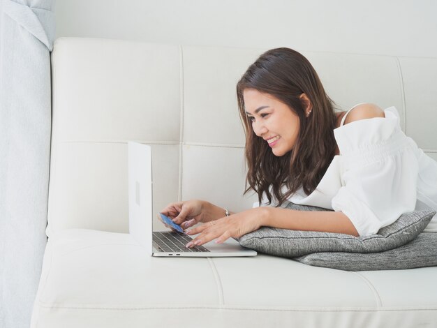 Mujer asiática, usar la computadora portátil, computadora, en, sala