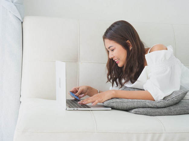 Mujer asiática, usar la computadora portátil, computadora, en, sala