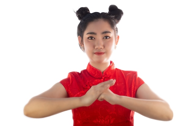 Mujer asiática vestido rojo cheongsam tradicional China Girl use qipao con una sonrisa atractiva