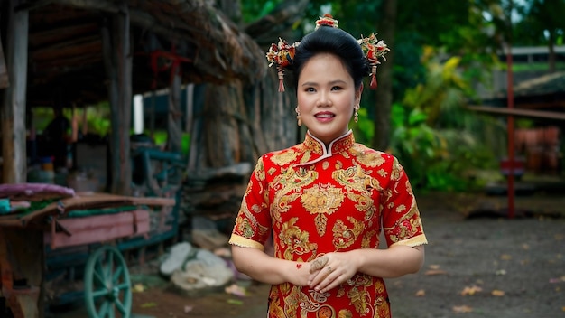 Mujer asiática con vestido tradicional chino en el pueblo tailandés de Ban Rak en la provincia de Mae Hong Son, Tha