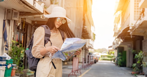 Mujer asiática viaja sola en la ciudad. Chica joven turista en Bangkok Tailandia en vacaciones de verano.