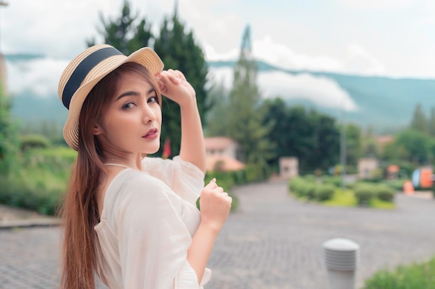 Mujer asiática viajando por el casco antiguo al estilo de ItaliaViaje soloEstilo de vida de una chica solteraVista de la montaña con niebla