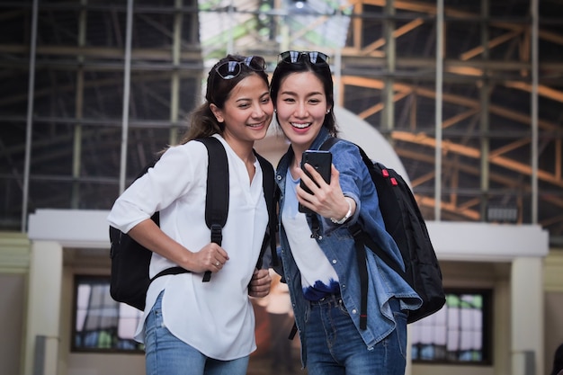 Foto mujer asiática viajando con teléfono móvil