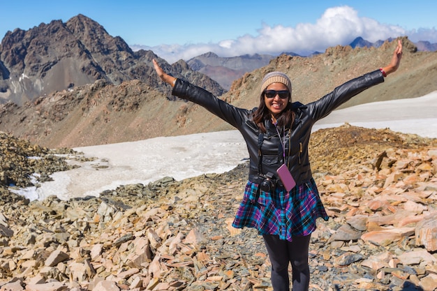 Mujer asiática viaje disfrutar en el monte. cocinar parque nacional en Nueva Zelanda