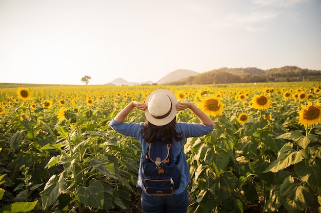 mujer asiática viajera mano relajarse con mochila mirando increíbles montañas y bosques