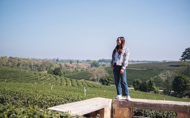 Una mujer asiática con vista a las plantaciones de té en Chiang Rai, Tailandia