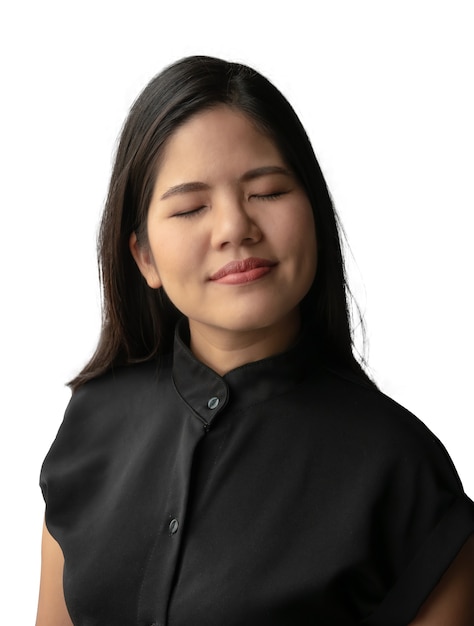 Mujer asiática vistiendo camisa negra y sonriendo aislado en blanco