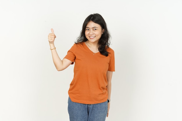 Mujer asiática vistiendo camiseta de color naranja mostrando Thumbs up gesto aislado sobre fondo blanco.