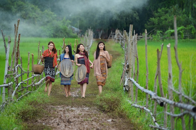 Mujer asiática vistiendo pueblo tailandés tradicional, estilo vintage, Tailandia