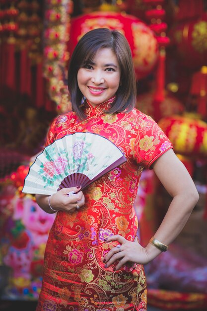 Mujer asiática vistiendo ropa de mujer china tradición toothy cara sonriente en la calle yaowarat Bangkok China Town