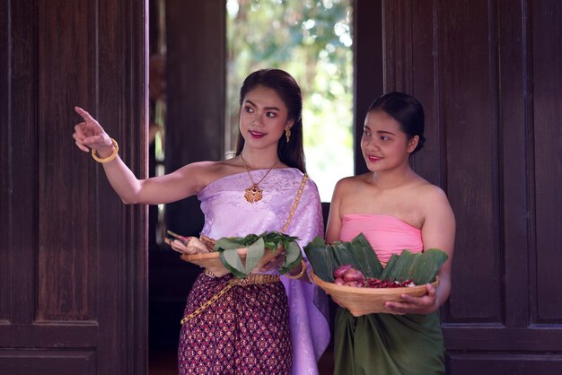 Mujer asiática vistiendo traje tradicional tailandés según cultura