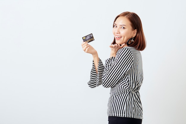 Mujer asiática womanbusiness presentando tarjeta de crédito