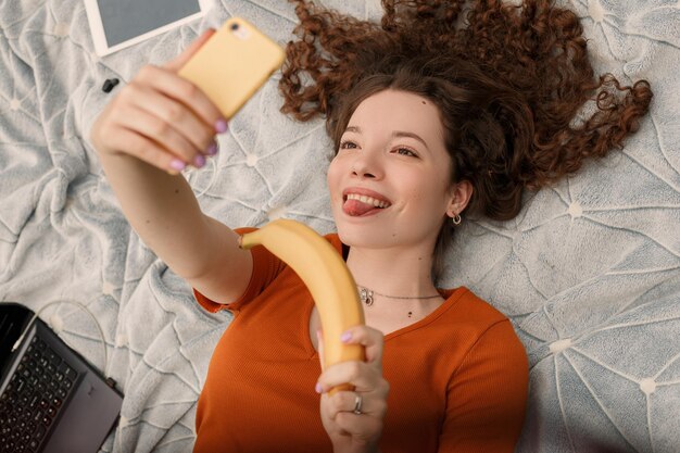 mujer, asimiento, teléfono, y, sonriente