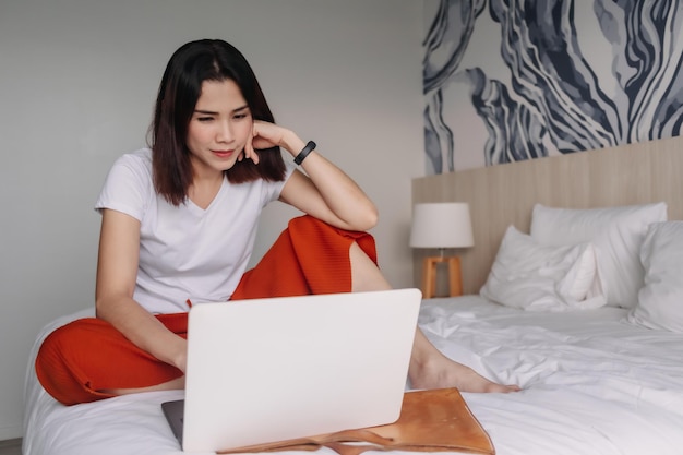 La mujer asiste a una conferencia en un concepto de workation de habitación de hotel