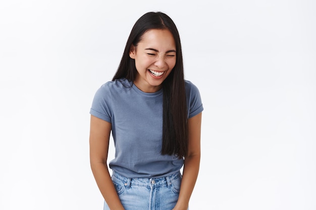 Mujer asiste a un show de stand-up o se divierte en una fiesta de amigos, riendo a carcajadas, no puede respirar de la risa