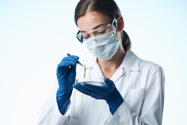 mujer asistente de laboratorio máscara médica investigación de laboratorio ciencia foto de alta calidad