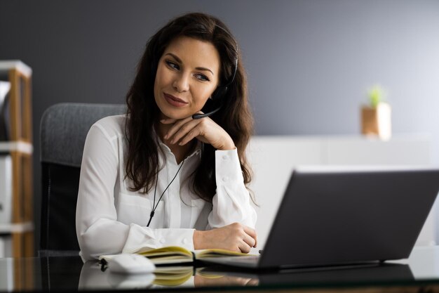 Mujer asistente personal virtual haciendo videollamada