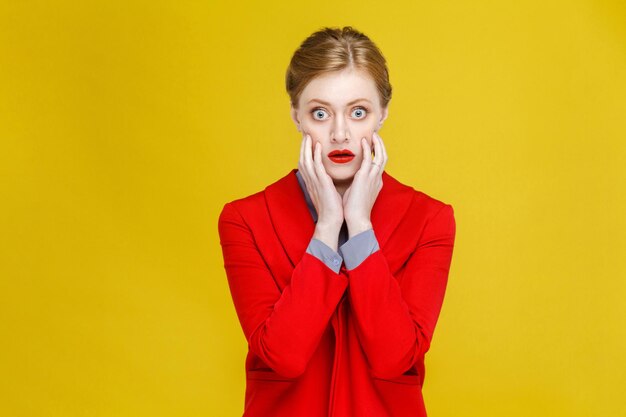 Mujer asombrada sorprendida y mirando con ojos grandes. foto de estudio