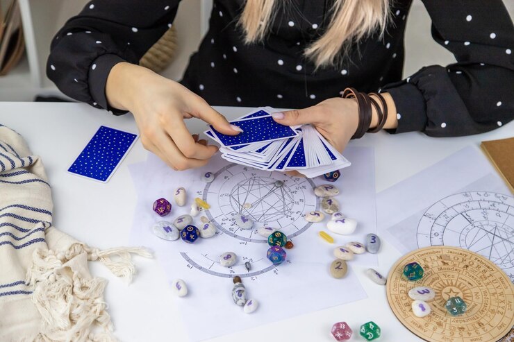 Foto la mujer astróloga dibuja una carta natal enfoque selectivo