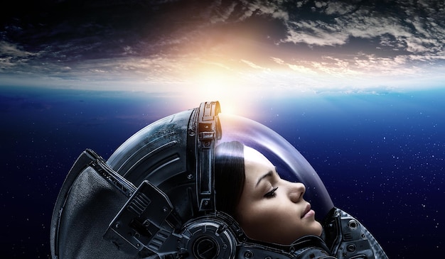 Mujer astronauta en caminata espacial en órbita planetaria.
