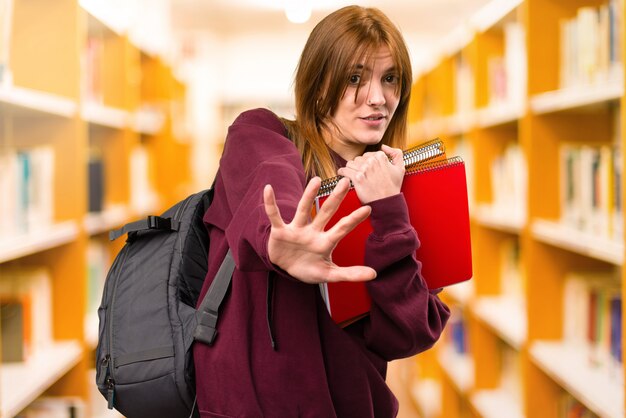 Mujer asustada del estudiante en fondo desenfocado. De vuelta a la escuela