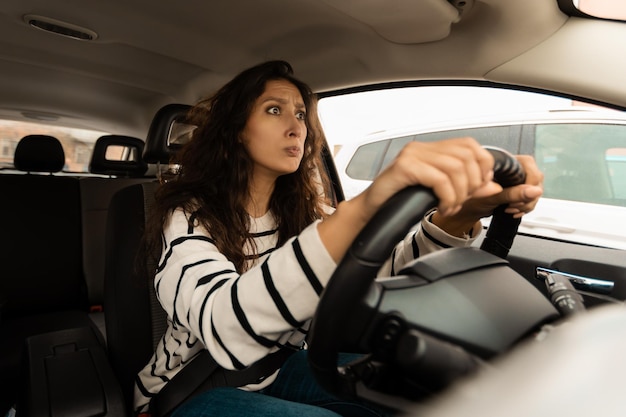 Foto mujer asustada que conducía un coche tuvo un accidente