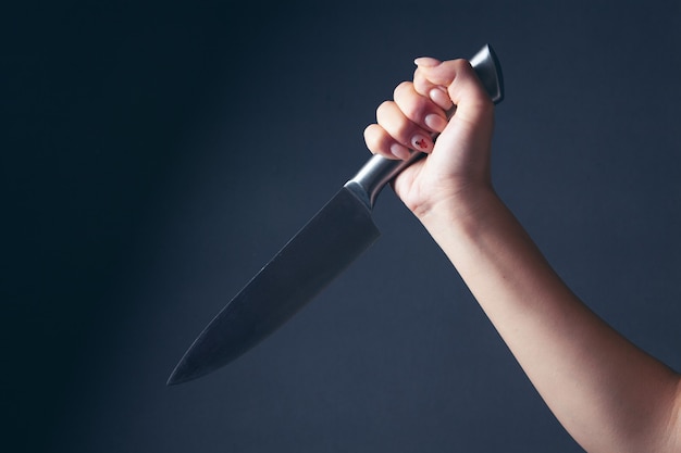 Mujer ataca con cuchillo de cocina