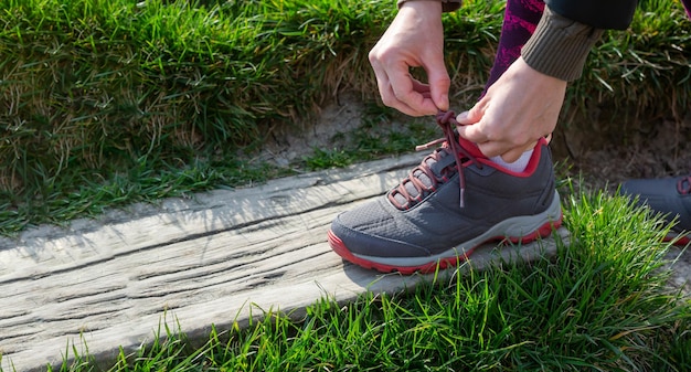 Mujer atar cordones de los zapatos