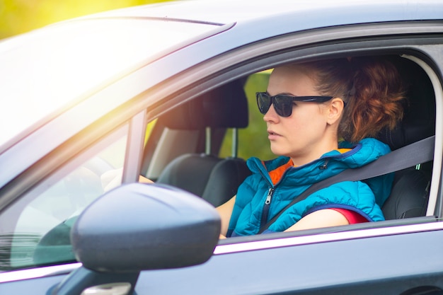 Foto mujer en atasco de tráfico con gafas de sol