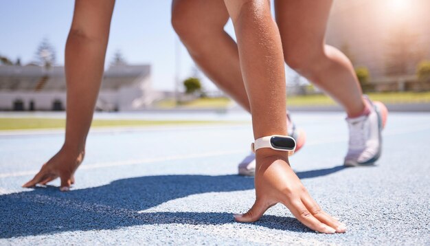 Mujer atleta corredora y comienza a entrenar fitness y ejercicio para carreras de maratón y correr en pista al aire libre Desafío deportivo y velocidad con deportista con cardio para competir en los Juegos Olímpicos