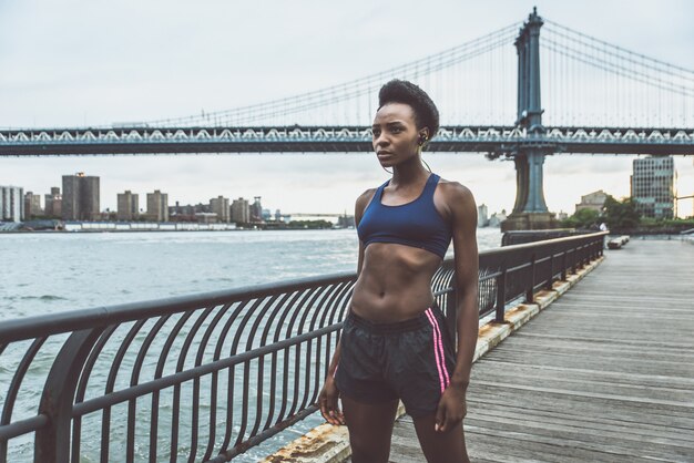 Mujer atleta entrenando en la mañana al amanecer en la ciudad de Nueva York